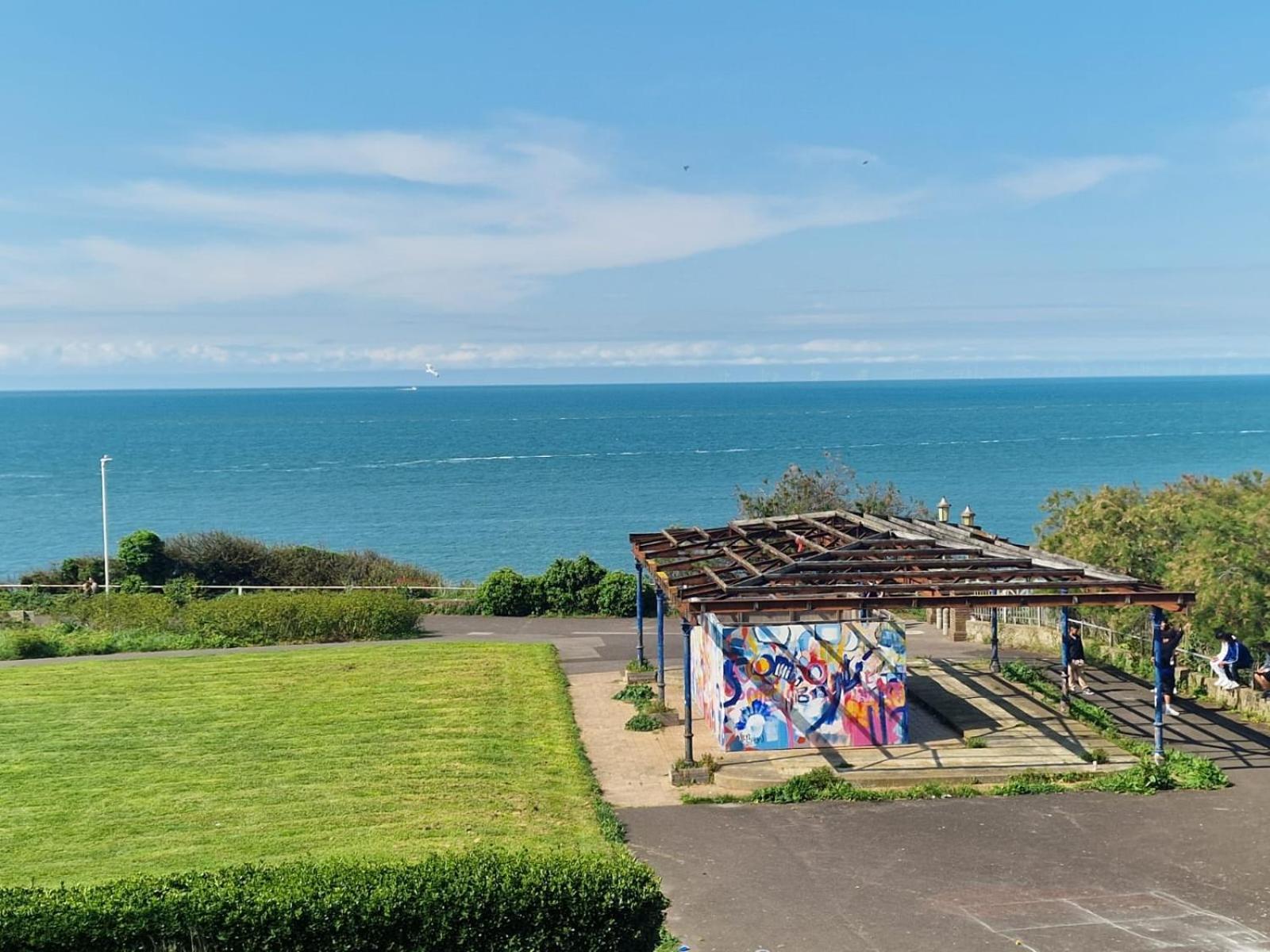 Stunning Sea View Spacious With Free Parking In Apartment
