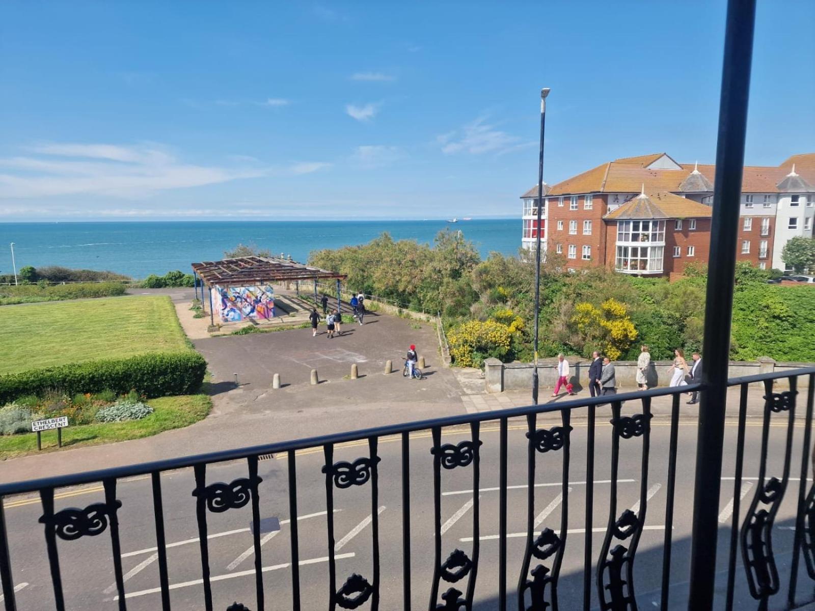 Apartment Stunning Sea View Spacious With Free Parking In