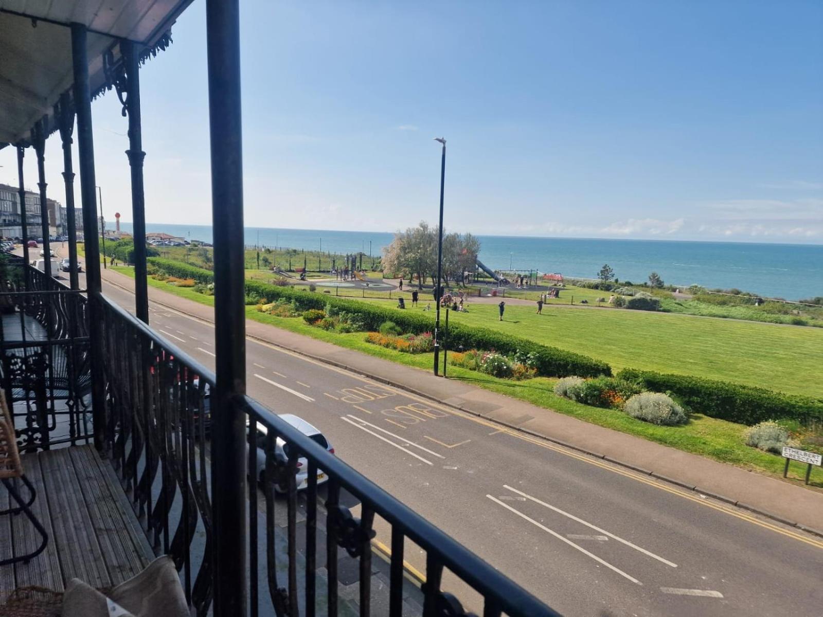 Apartment Stunning Sea View Spacious With Free Parking In Margate