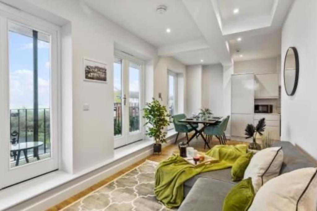 Stunning Sea View Spacious With Free Parking In *
